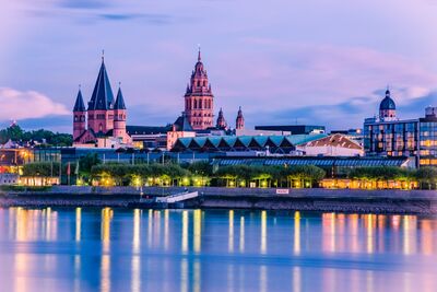 Stadtansicht, mit Dom, Häusern und Rhein in der Abendstunde