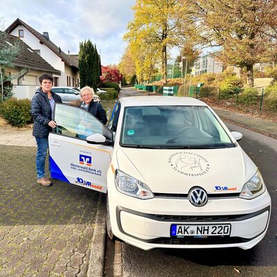 Jüngere Frau öffnet Älteren Frau die Wagentür des Vereinsautos.