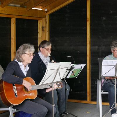 Zwei Frauen spielen Blockflöte, eine Gitarre.