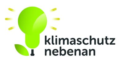 Logo: grüne Glühbirne mit Blatt stilisiert als Blume mit Schriftzug Klimaschutz nebenan
