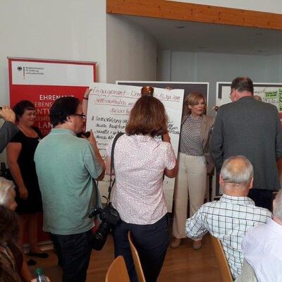 Ministerin Glöckner in einem Dorfsaal mit Bürgerinnen und Bürgern