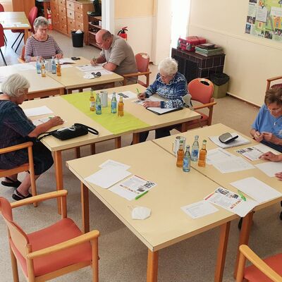 Gedächtnistraining mit Trainerin und sechs Teilnhemenden