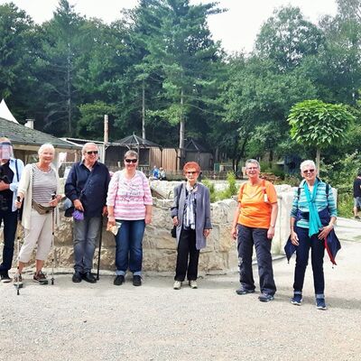 Gruppenfoto: Nadja Hoffmann mit sieben Ausflüglern im Tierpark