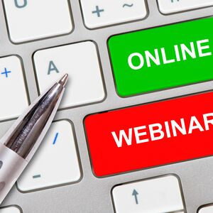 Bild: Computertastatur mit Kugelschreiber, zwei Tasten beschriftet mit Online und Webinar