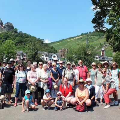Gruppenfoto im Sommer vor der Stadt Bacherach