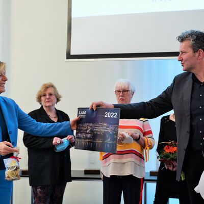 Kleine Geschenke für die Ministerprädentin Malu Dreyer überericht von Jan Buchbender auf der Bühne.