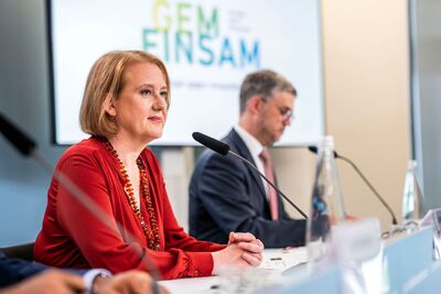 Ministerin spricht am Mikrophon