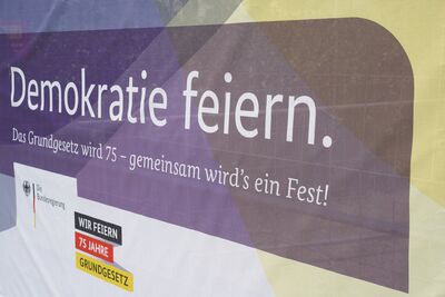 Banner der Bundesregierung zu 75 Jahre Grundgesetz mit dem Slogan Demokratie feiern