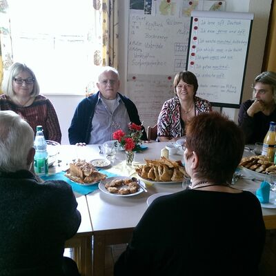 Sechs Sprachlehrer*innen beim Essen