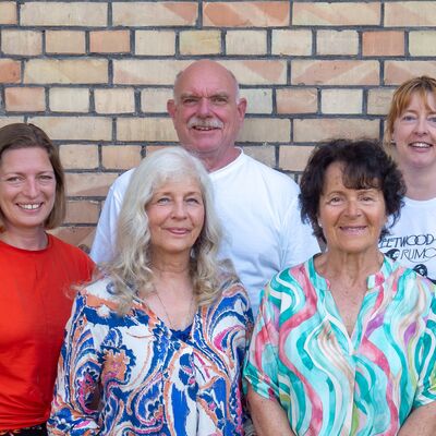 Gruppenfoto mit vier lachenden Frauen und einem Mann