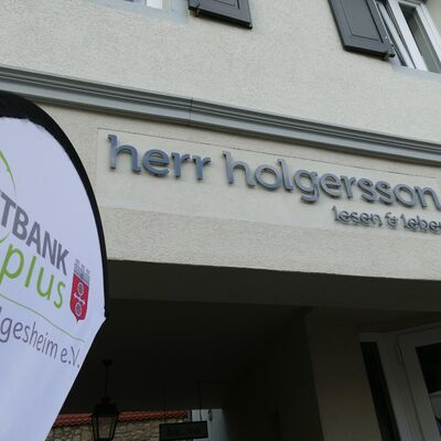 Aufsteller der Zeitbank Gau-Algesheim vor einer Buchhandlung