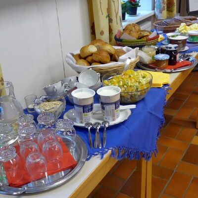 Bild mit einem Frühstücksbuffet