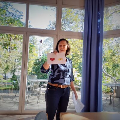 Frau präsentiert Karte