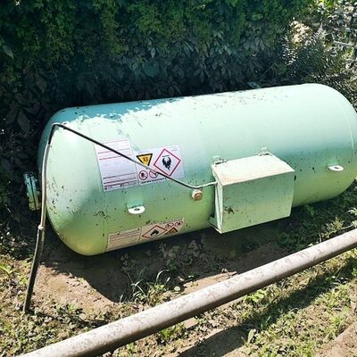 Grüner Gatank umgeworfen durch die Flut.