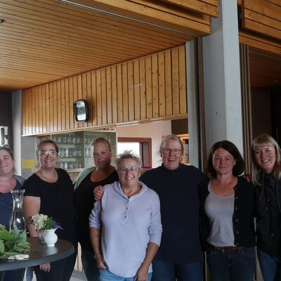Gruppenbild mit neun Frauen im Pfarrsaal