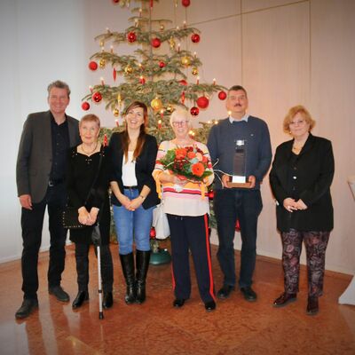 Gruppenfoto vor Weihnachtsbaum