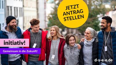 fünf Menschen unterschiedlichen Alters und unterschiedlicher Herkunft halten lachend nebeneinander und haben sich umarmt