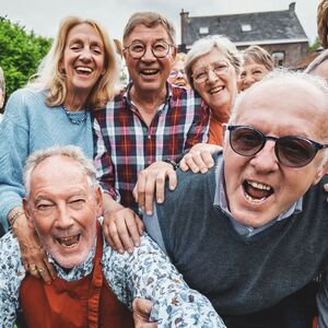 Bild: Computertastatur mit Kugelschreiber, zwei Tasten beschriftet mit Online und Webinar