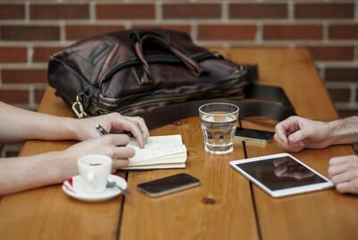 Besprechung mit Laptop und Handy
