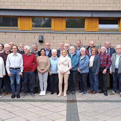 Gruppenbild mit einer größeren Anzahl von älteren Frauen und Männern.