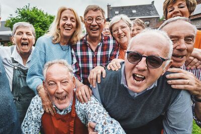 Gruppenbild mit älteren Männern und Frauen der Babyboomer-Generation