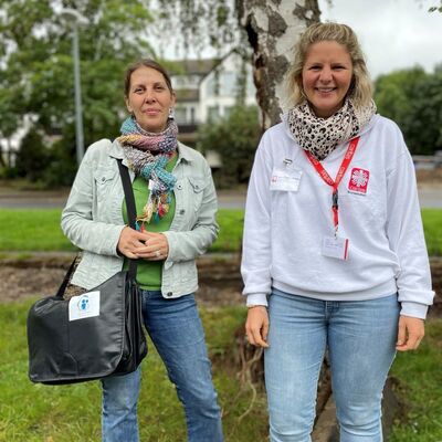 Zwei Frauen mit Namensschildern auf der Wiese