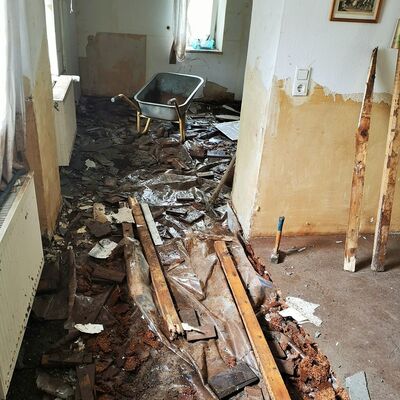 Zwischenstadium teilgeräumtes Wohnzimmer