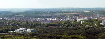Luftbild über die Stadt Kaiserslautern mit Pfälzer Wald und Umgebung im Sommer