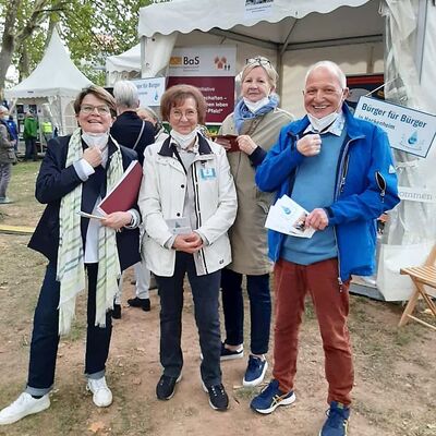 Gruppenfoto am BaS-Stand auf dem Ehrenamtstag mit vier Personen