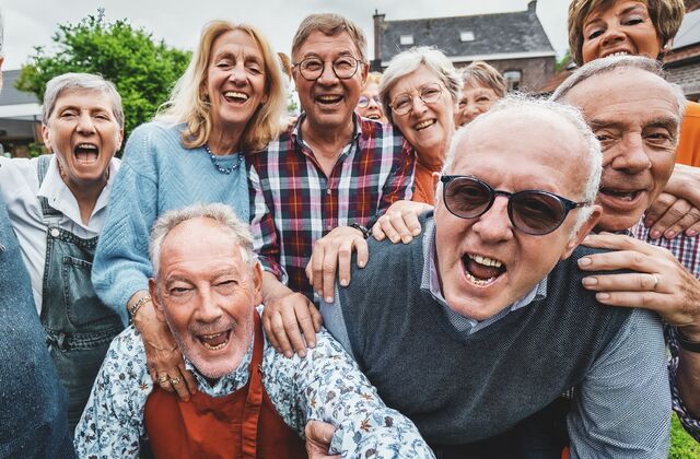 Gruppenbild mit älteren Männern und Frauen der Babyboomer-Generation