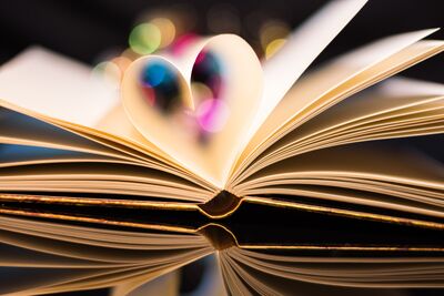 Aufgeschlagene Bücher, Mittelseiten zu einem Herz umgeschlagen