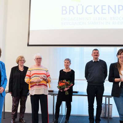 Ministerpräsidentin Malu Dreyer und das Team aus Koblenz bei der Preisverleihung auf der Bühne.