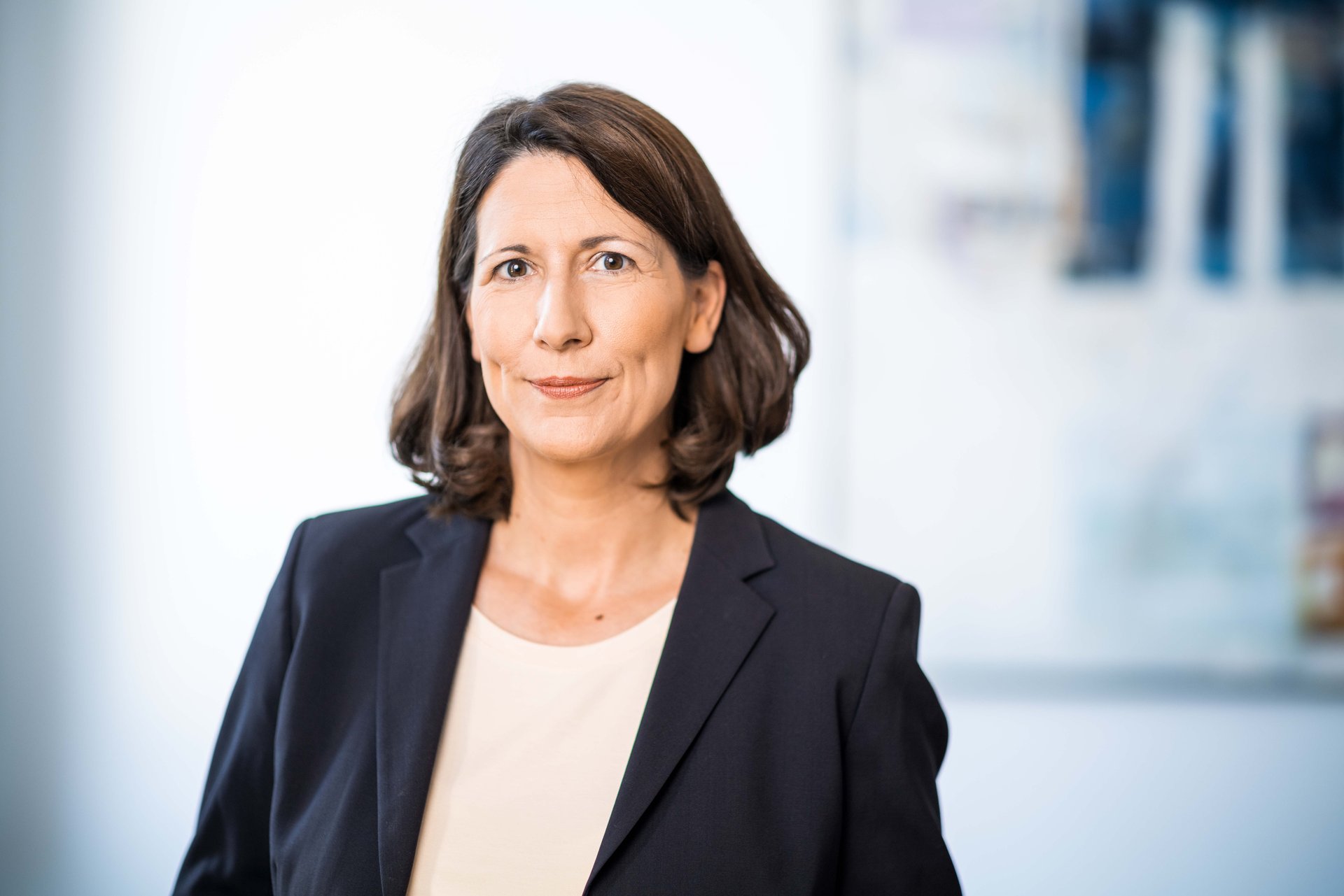 Ein Bild, das eine Frau im Blazer zeigt.