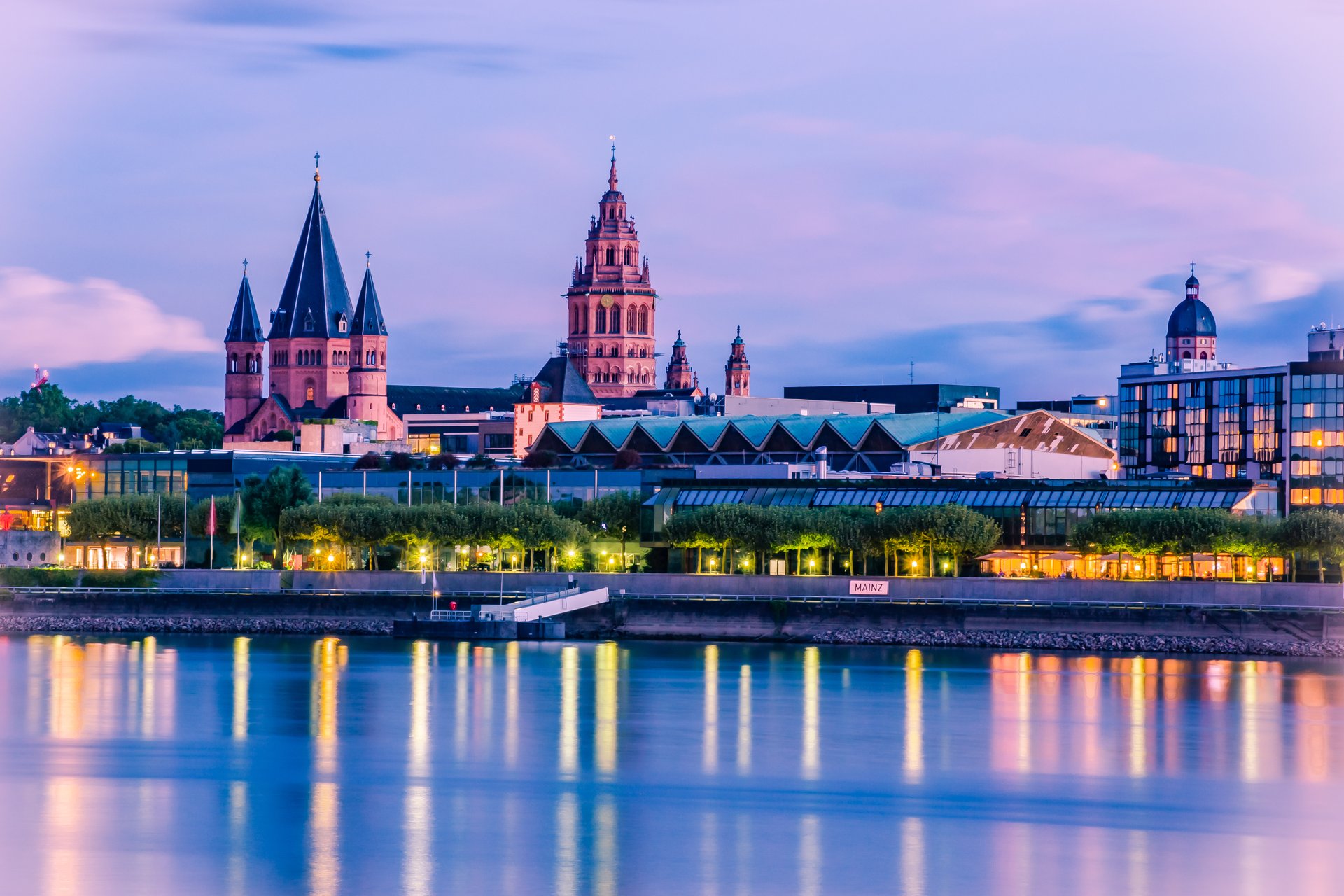 Stadtansicht, mit Dom, Häusern und Rhein in der Abendstunde