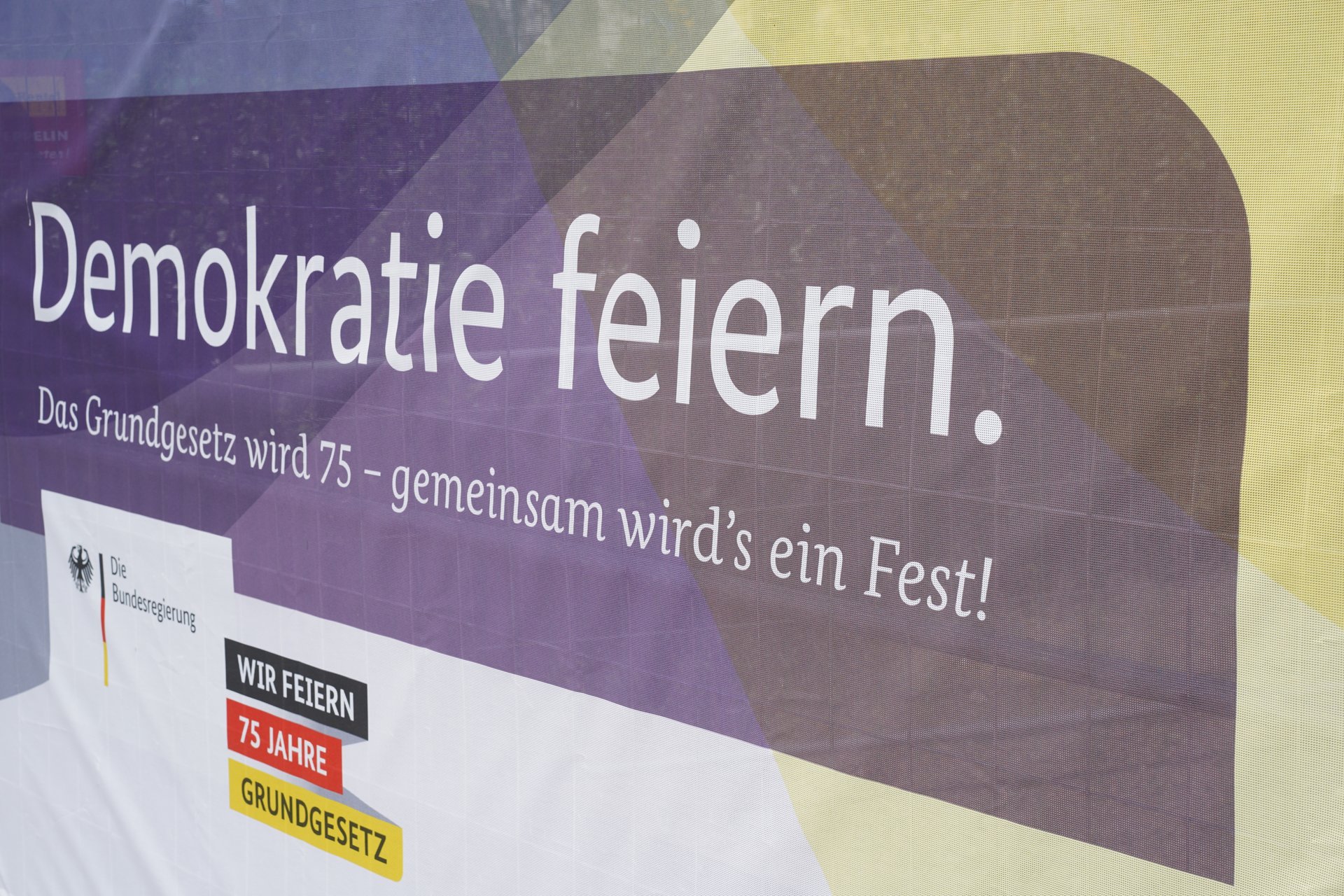 Banner der Bundesregierung zu 75 Jahre Grundgesetz mit dem Slogan Demokratie feiern