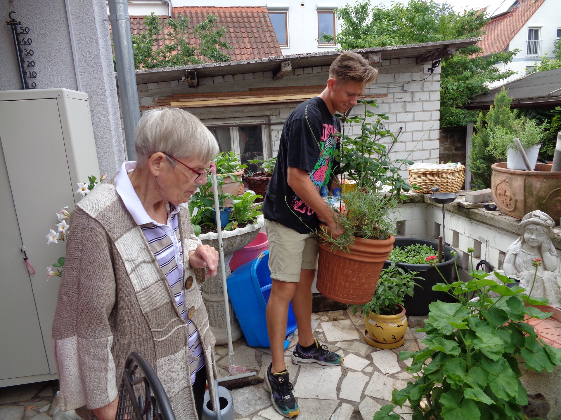 Projekt des Monats Juni: Die Taschengeldbörse Speyer vermittelt Jung und Alt und fördert das Generationenverständnis