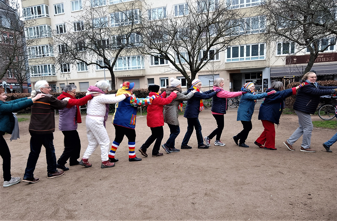 Bild mit Polonaise teils verkleideter Menschen