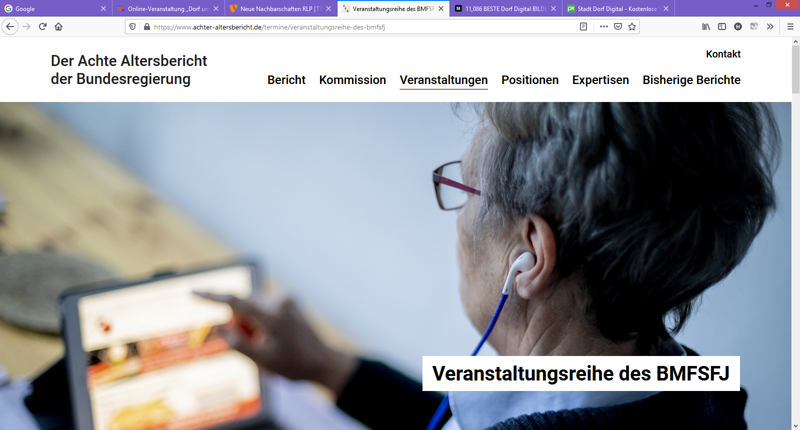 Frau mit Kopfhörern tippt auf Tablet-Bildschirm, Auschnitt von der Webseite zur Veranstaltungreihe des BMFSFJ,