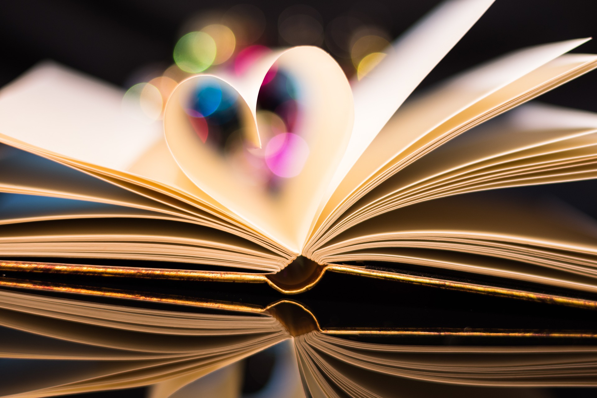 Aufgeschlagene Bücher, Mittelseiten zu einem Herz umgeschlagen