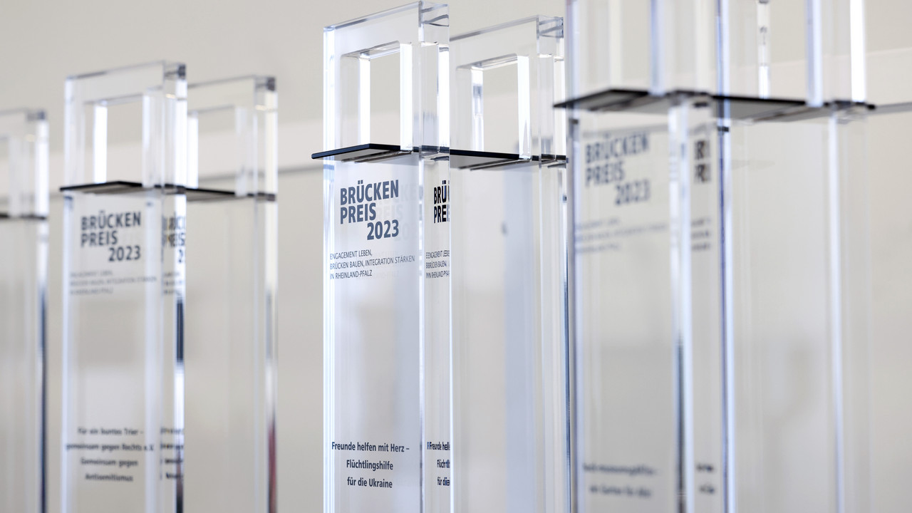 Bild mit einer reihe von durchsichtigen Trophäen mit eingravierten Gewinnern