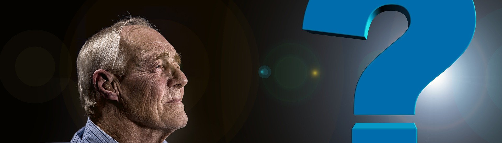 Gesicht alter Mann gegenüber einem großen blauen Fragezeichen