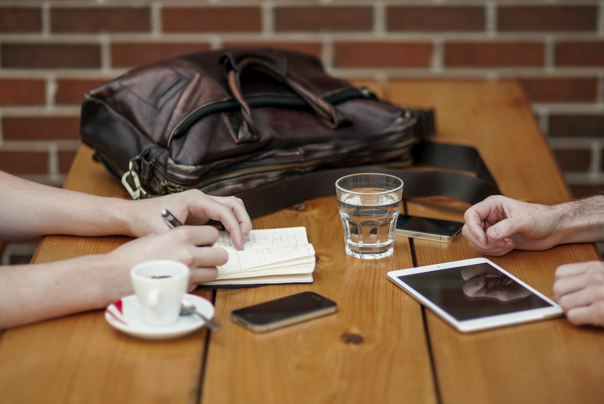 Besprechung mit Laptop und Handy