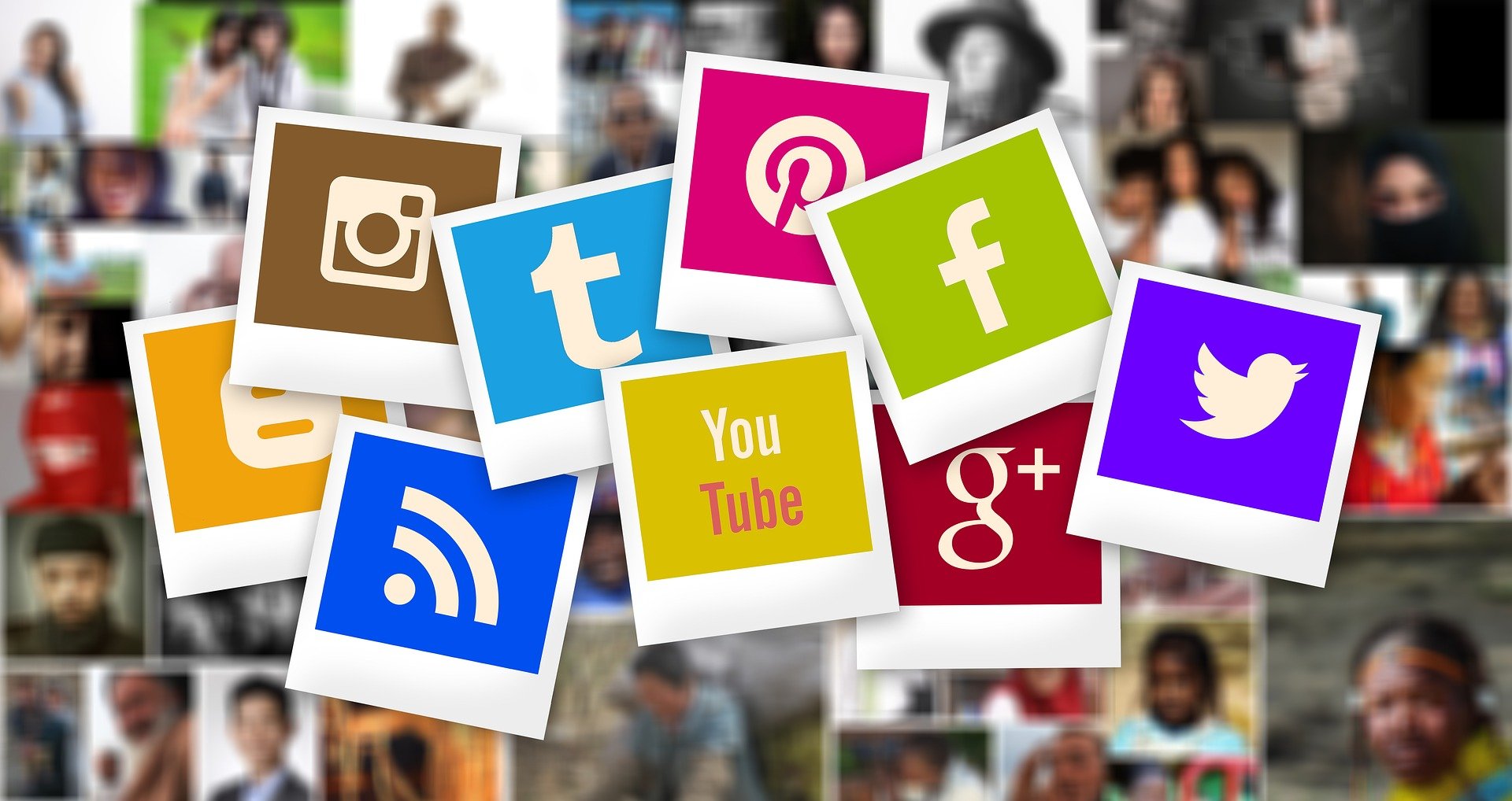 diverse Symbole digitaler Medien vor Pinnwand mit Fotos von Gesichtern