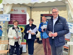 Sozialminister Alexander Schweitzer (rechts) zu Besuch am Stand der Landesinitiative Neue Nachbarschaften beim Ehrenamtstag 2021