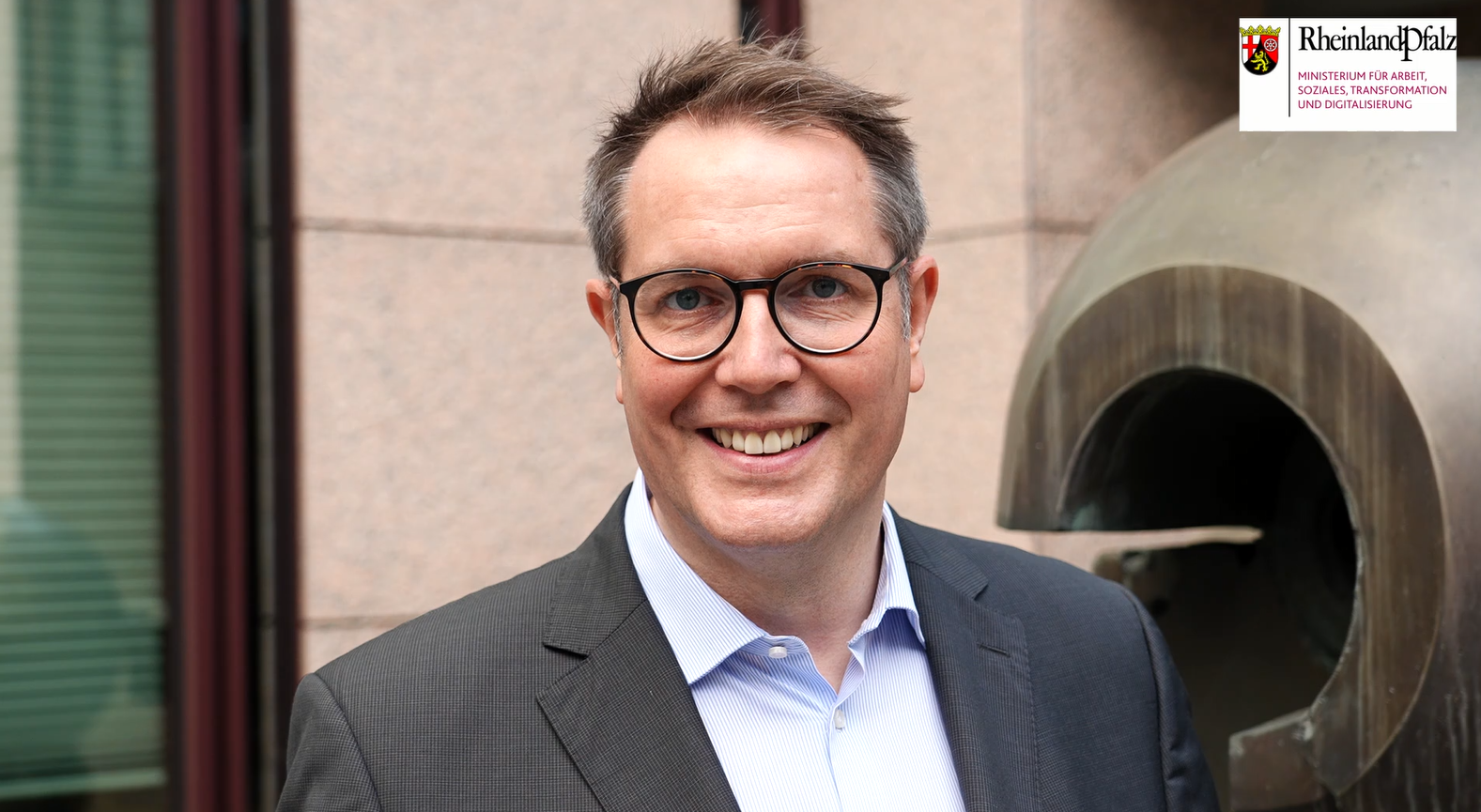 Portraitbild Sozialminister Alexander Schweitzer lachend